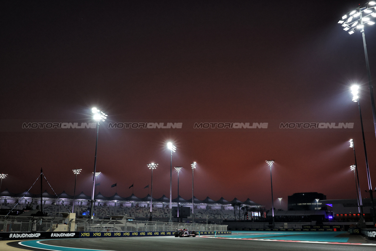 GP ABU DHABI, Yuki Tsunoda (JPN) RB VCARB 01.

06.12.2024. Formula 1 World Championship, Rd 24, Abu Dhabi Grand Prix, Yas Marina Circuit, Abu Dhabi, Practice Day.

- www.xpbimages.com, EMail: requests@xpbimages.com © Copyright: Moy / XPB Images