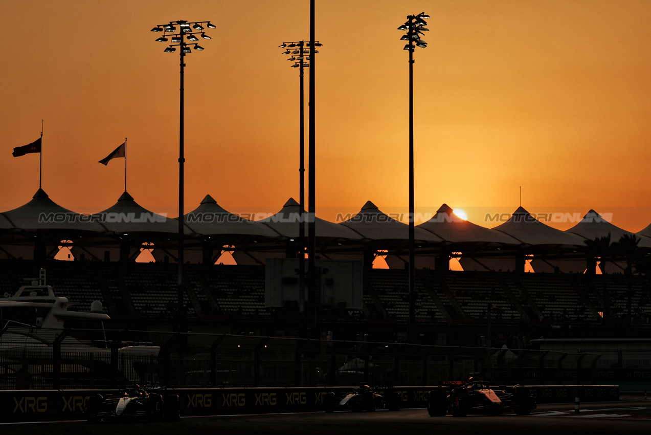 GP ABU DHABI, George Russell (GBR) Mercedes AMG F1 W15 (Left) e Oscar Piastri (AUS) McLaren MCL38 (Right).

06.12.2024. Formula 1 World Championship, Rd 24, Abu Dhabi Grand Prix, Yas Marina Circuit, Abu Dhabi, Practice Day.

- www.xpbimages.com, EMail: requests@xpbimages.com © Copyright: Moy / XPB Images