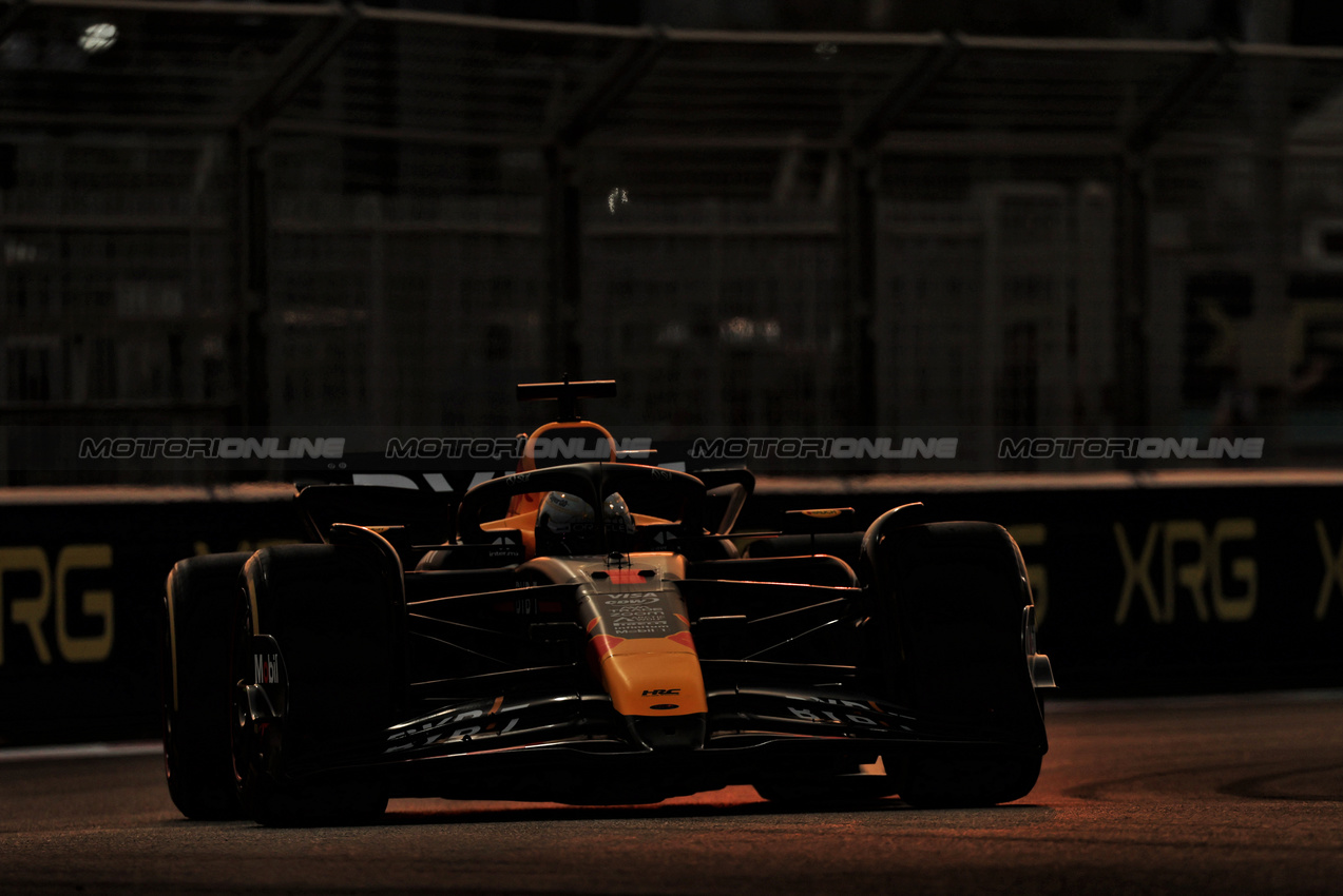 GP ABU DHABI, Max Verstappen (NLD) Red Bull Racing RB20.

06.12.2024. Formula 1 World Championship, Rd 24, Abu Dhabi Grand Prix, Yas Marina Circuit, Abu Dhabi, Practice Day.

- www.xpbimages.com, EMail: requests@xpbimages.com © Copyright: Moy / XPB Images