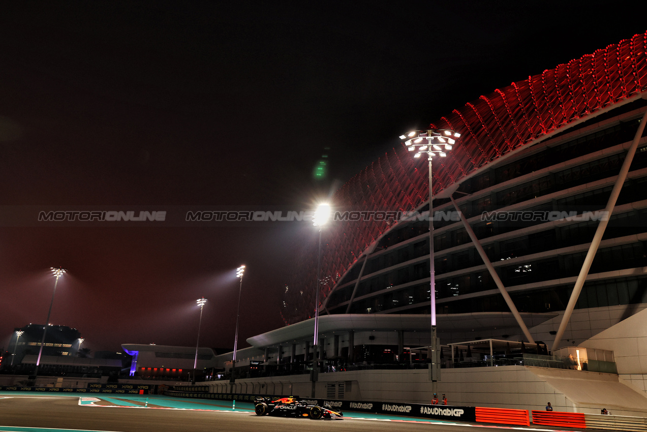 GP ABU DHABI, Sergio Perez (MEX) Red Bull Racing RB20.

06.12.2024. Formula 1 World Championship, Rd 24, Abu Dhabi Grand Prix, Yas Marina Circuit, Abu Dhabi, Practice Day.

 - www.xpbimages.com, EMail: requests@xpbimages.com © Copyright: Coates / XPB Images