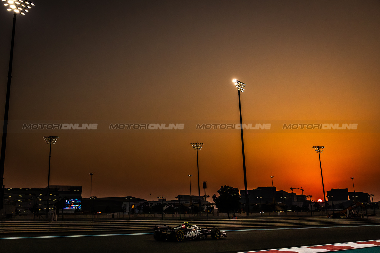 GP ABU DHABI, Nico Hulkenberg (GER) Haas VF-24.

06.12.2024. Formula 1 World Championship, Rd 24, Abu Dhabi Grand Prix, Yas Marina Circuit, Abu Dhabi, Practice Day.

- www.xpbimages.com, EMail: requests@xpbimages.com © Copyright: Bearne / XPB Images