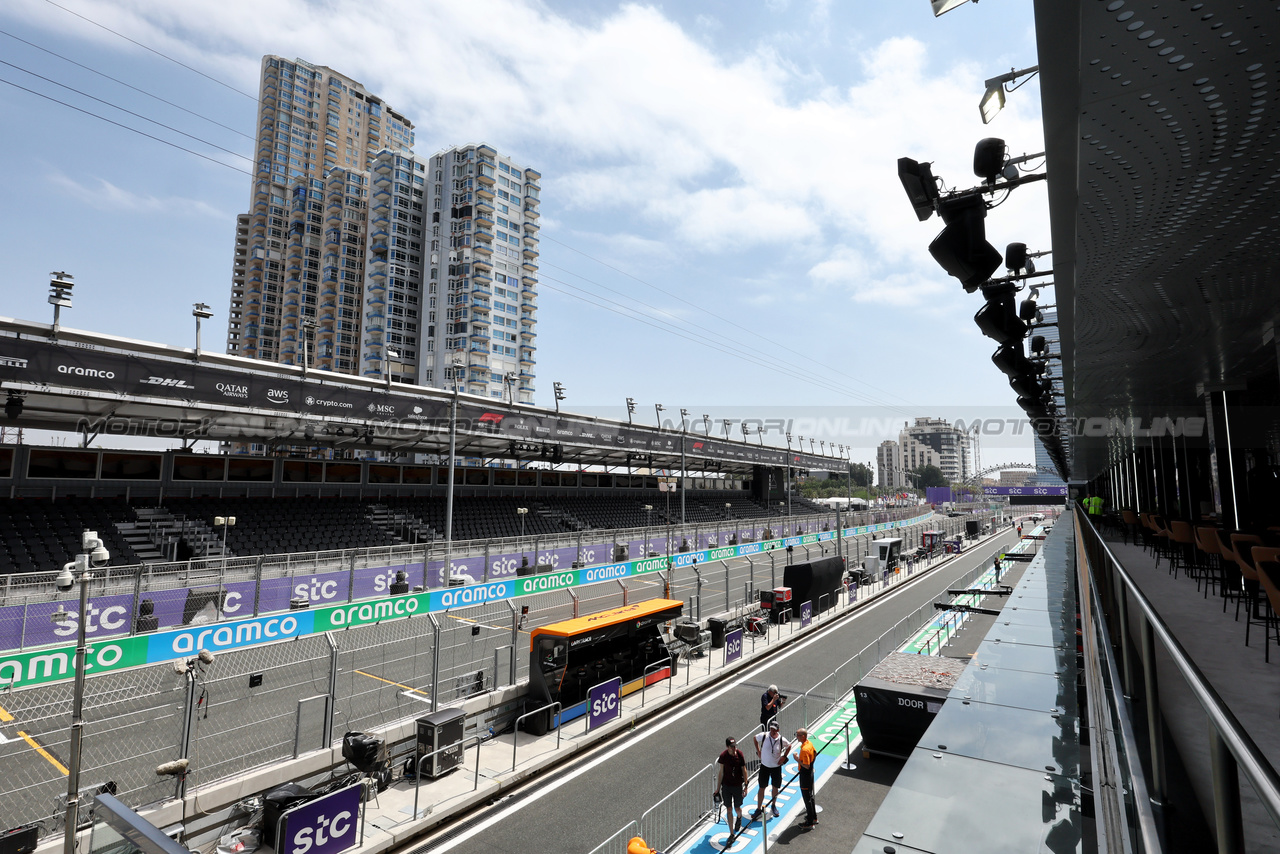 GP ARABIA SAUDITA, Circuit Atmosfera - pit lane.

06.03.2024. Formula 1 World Championship, Rd 2, Saudi Arabian Grand Prix, Jeddah, Saudi Arabia, Preparation Day.

- www.xpbimages.com, EMail: requests@xpbimages.com © Copyright: Moy / XPB Images