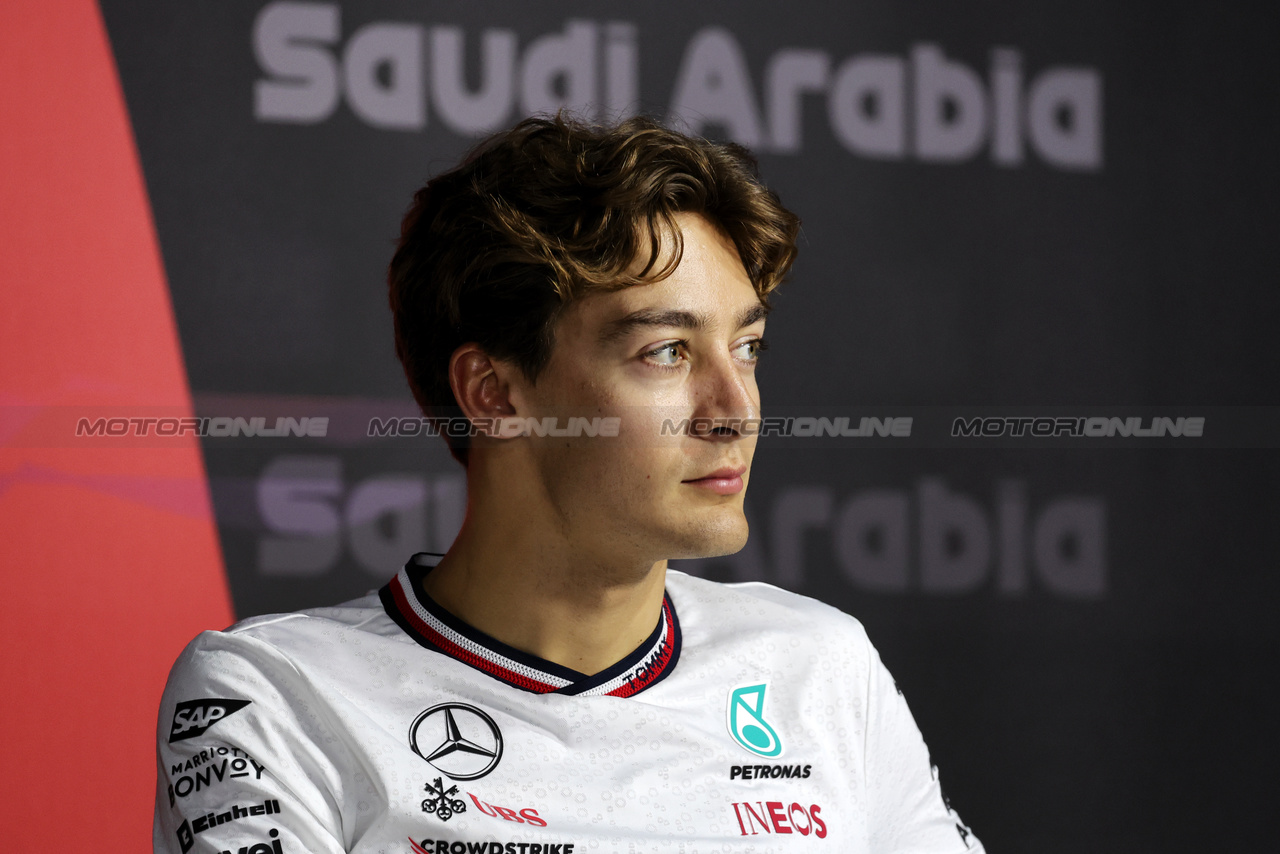 GP ARABIA SAUDITA, George Russell (GBR) Mercedes AMG F1 in the FIA Press Conference.

06.03.2024. Formula 1 World Championship, Rd 2, Saudi Arabian Grand Prix, Jeddah, Saudi Arabia, Preparation Day.

- www.xpbimages.com, EMail: requests@xpbimages.com © Copyright: Bearne / XPB Images