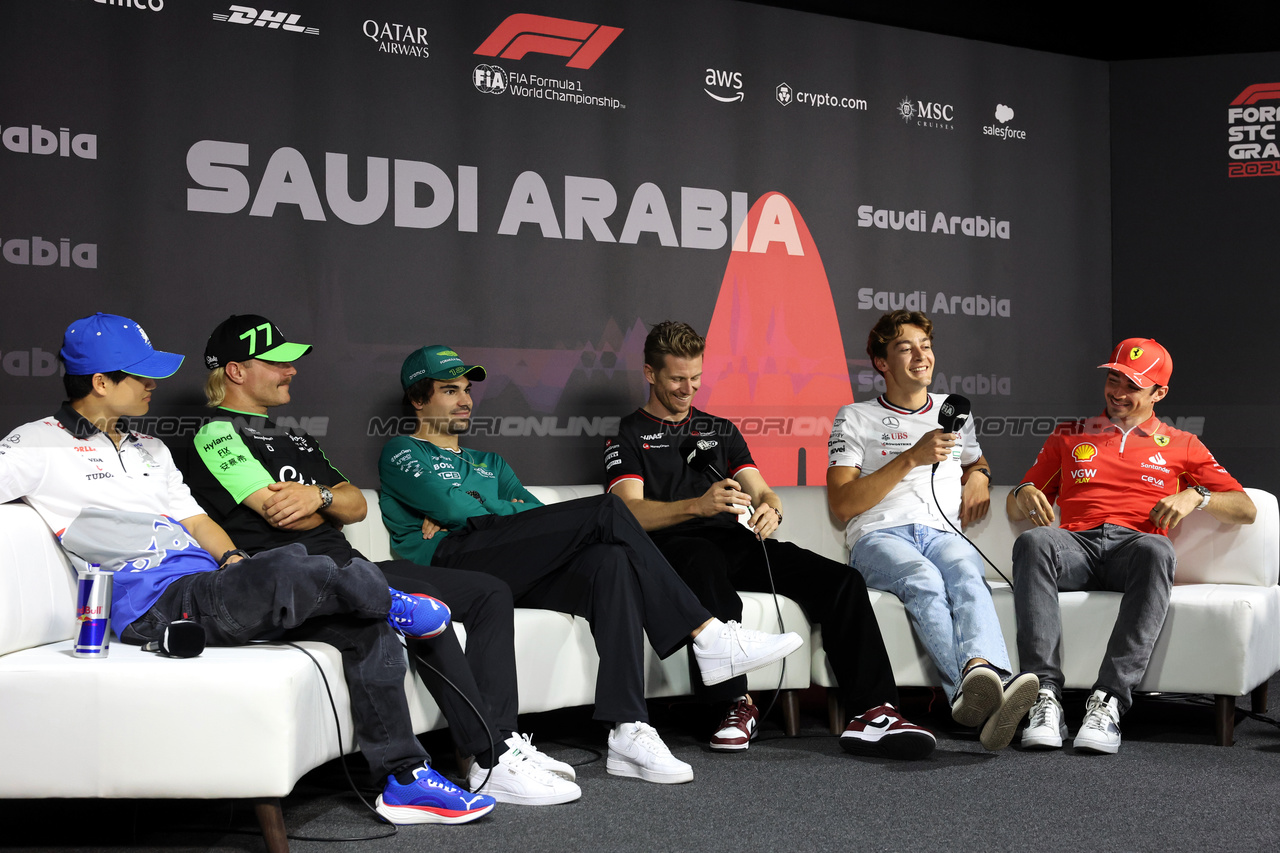 GP ARABIA SAUDITA, (L to R): Yuki Tsunoda (JPN) RB; Valtteri Bottas (FIN) Sauber; Lance Stroll (CDN) Aston Martin F1 Team; Nico Hulkenberg (GER) Haas F1 Team; George Russell (GBR) Mercedes AMG F1; e Charles Leclerc (MON) Ferrari, in the FIA Press Conference.

06.03.2024. Formula 1 World Championship, Rd 2, Saudi Arabian Grand Prix, Jeddah, Saudi Arabia, Preparation Day.

- www.xpbimages.com, EMail: requests@xpbimages.com © Copyright: Bearne / XPB Images