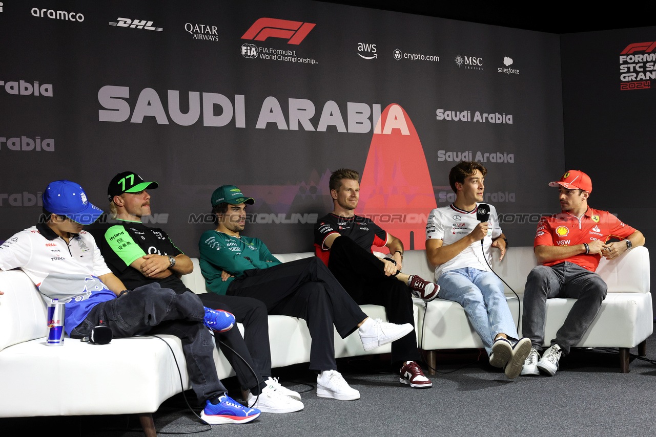 GP ARABIA SAUDITA, (L to R): Yuki Tsunoda (JPN) RB; Valtteri Bottas (FIN) Sauber; Lance Stroll (CDN) Aston Martin F1 Team; Nico Hulkenberg (GER) Haas F1 Team; George Russell (GBR) Mercedes AMG F1; e Charles Leclerc (MON) Ferrari, in the FIA Press Conference.

06.03.2024. Formula 1 World Championship, Rd 2, Saudi Arabian Grand Prix, Jeddah, Saudi Arabia, Preparation Day.

- www.xpbimages.com, EMail: requests@xpbimages.com © Copyright: Bearne / XPB Images