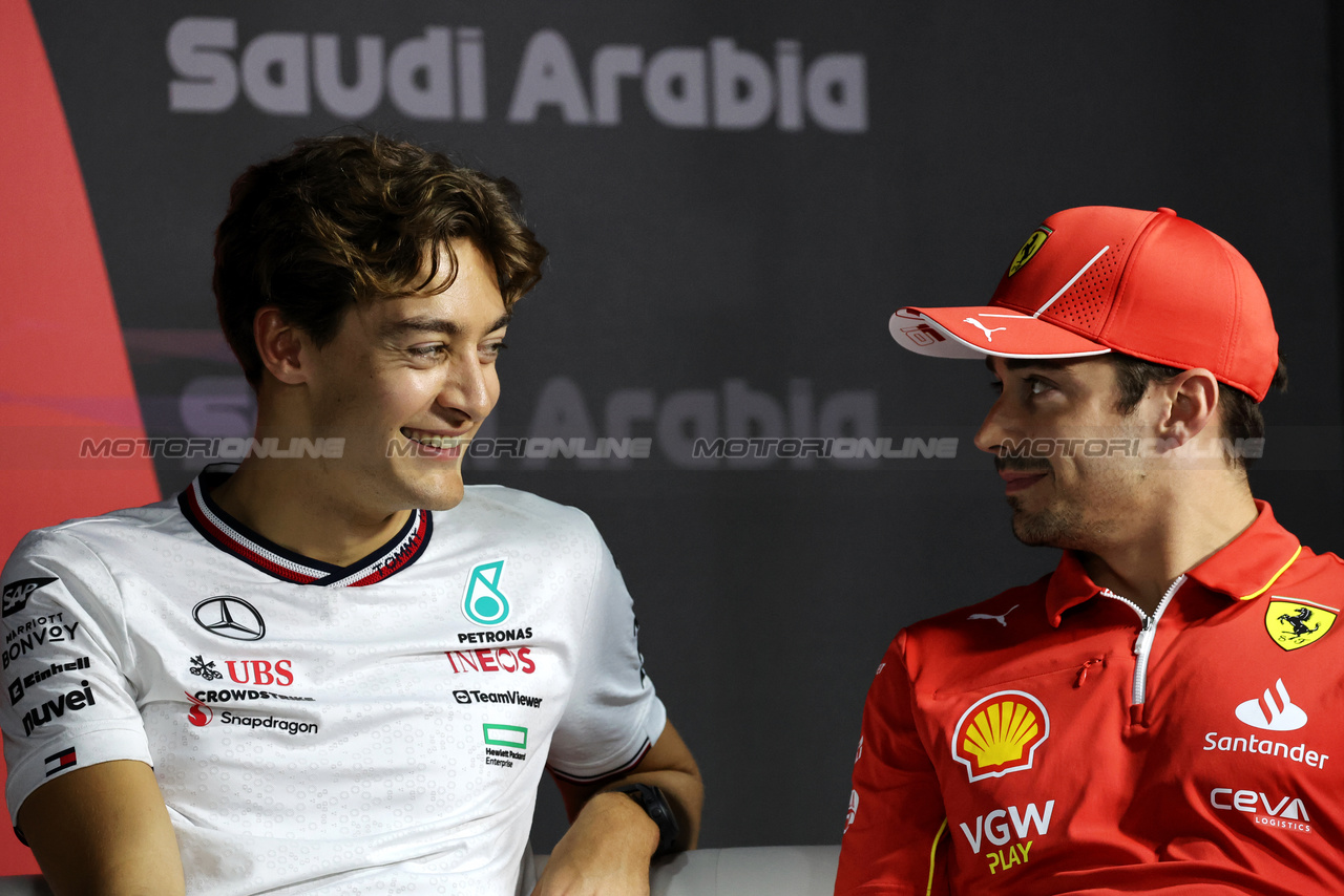 GP ARABIA SAUDITA, (L to R): George Russell (GBR) Mercedes AMG F1 e Charles Leclerc (MON) Ferrari in the FIA Press Conference.

06.03.2024. Formula 1 World Championship, Rd 2, Saudi Arabian Grand Prix, Jeddah, Saudi Arabia, Preparation Day.

- www.xpbimages.com, EMail: requests@xpbimages.com © Copyright: Bearne / XPB Images
