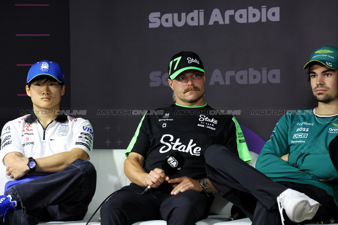 GP ARABIA SAUDITA, (L to R): Yuki Tsunoda (JPN) RB; Valtteri Bottas (FIN) Sauber; e Lance Stroll (CDN) Aston Martin F1 Team, in the FIA Press Conference.

06.03.2024. Formula 1 World Championship, Rd 2, Saudi Arabian Grand Prix, Jeddah, Saudi Arabia, Preparation Day.

- www.xpbimages.com, EMail: requests@xpbimages.com © Copyright: Bearne / XPB Images