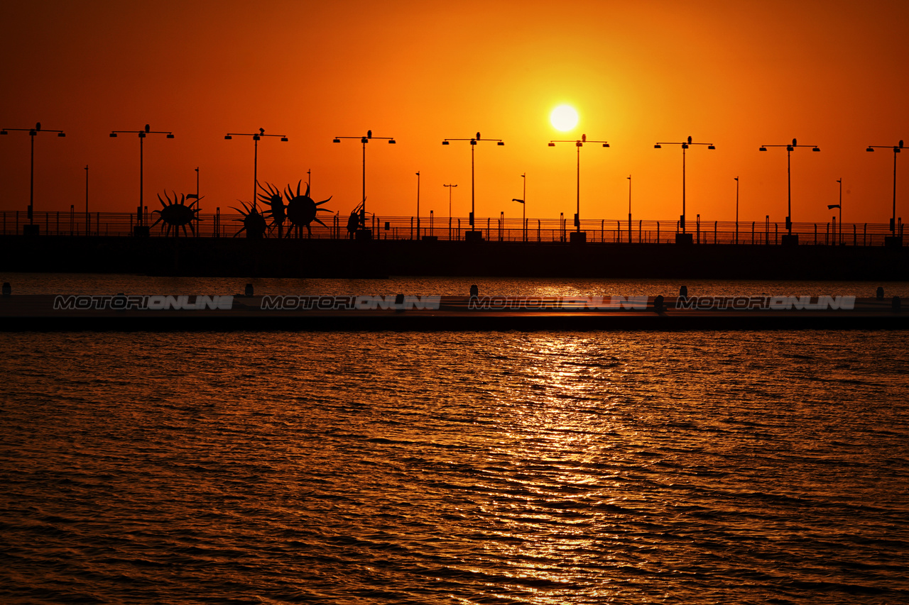 GP ARABIA SAUDITA, Circuit Atmosfera - sunset.

06.03.2024. Formula 1 World Championship, Rd 2, Saudi Arabian Grand Prix, Jeddah, Saudi Arabia, Preparation Day.

- www.xpbimages.com, EMail: requests@xpbimages.com © Copyright: Moy / XPB Images