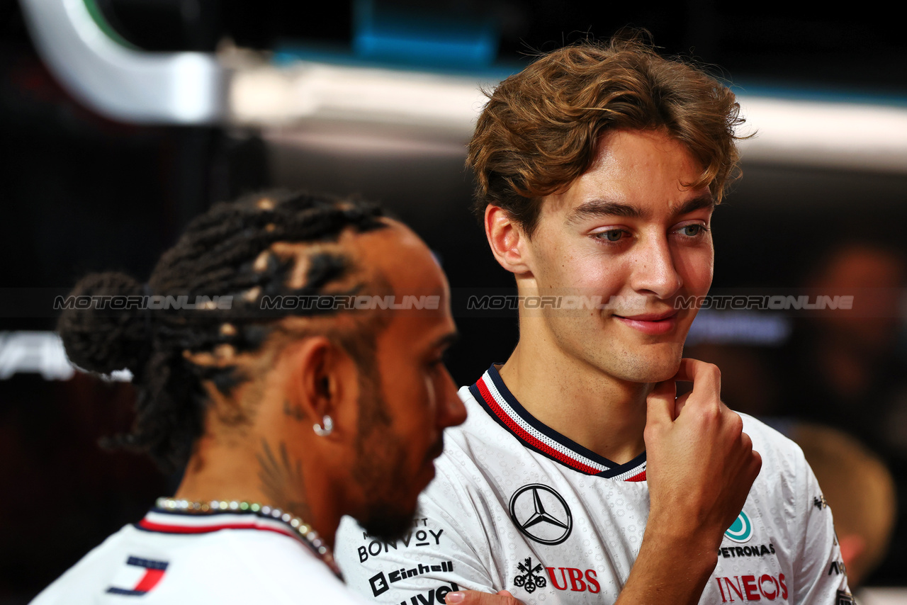 GP ARABIA SAUDITA, George Russell (GBR) Mercedes AMG F1 (Right) e Lewis Hamilton (GBR) Mercedes AMG F1.

06.03.2024. Formula 1 World Championship, Rd 2, Saudi Arabian Grand Prix, Jeddah, Saudi Arabia, Preparation Day.

 - www.xpbimages.com, EMail: requests@xpbimages.com © Copyright: Coates / XPB Images