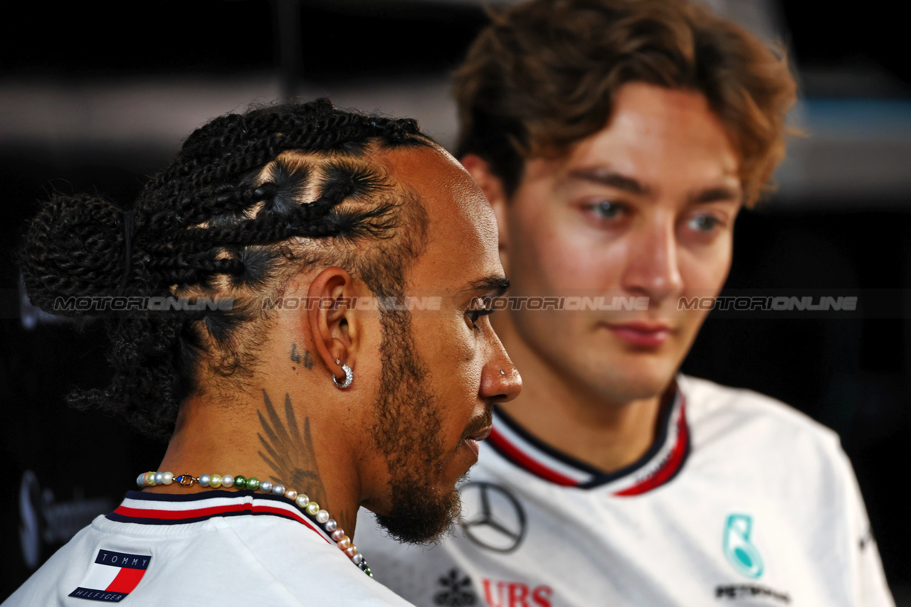 GP ARABIA SAUDITA, (L to R): Lewis Hamilton (GBR) Mercedes AMG F1 e George Russell (GBR) Mercedes AMG F1.

06.03.2024. Formula 1 World Championship, Rd 2, Saudi Arabian Grand Prix, Jeddah, Saudi Arabia, Preparation Day.

 - www.xpbimages.com, EMail: requests@xpbimages.com © Copyright: Coates / XPB Images