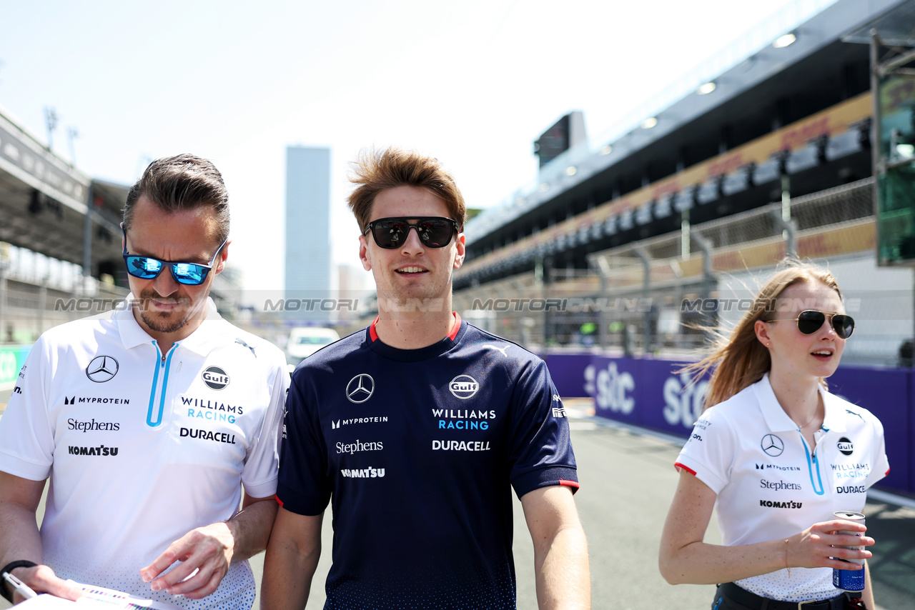 GP ARABIA SAUDITA, Logan Sargeant (USA) Williams Racing walks the circuit with Gaetan Jego, Williams Racing Gara Engineer e Elizabeth Wood Boyer (GBR) Williams Racing Performance Engineer.

06.03.2024. Formula 1 World Championship, Rd 2, Saudi Arabian Grand Prix, Jeddah, Saudi Arabia, Preparation Day.

- www.xpbimages.com, EMail: requests@xpbimages.com © Copyright: Bearne / XPB Images