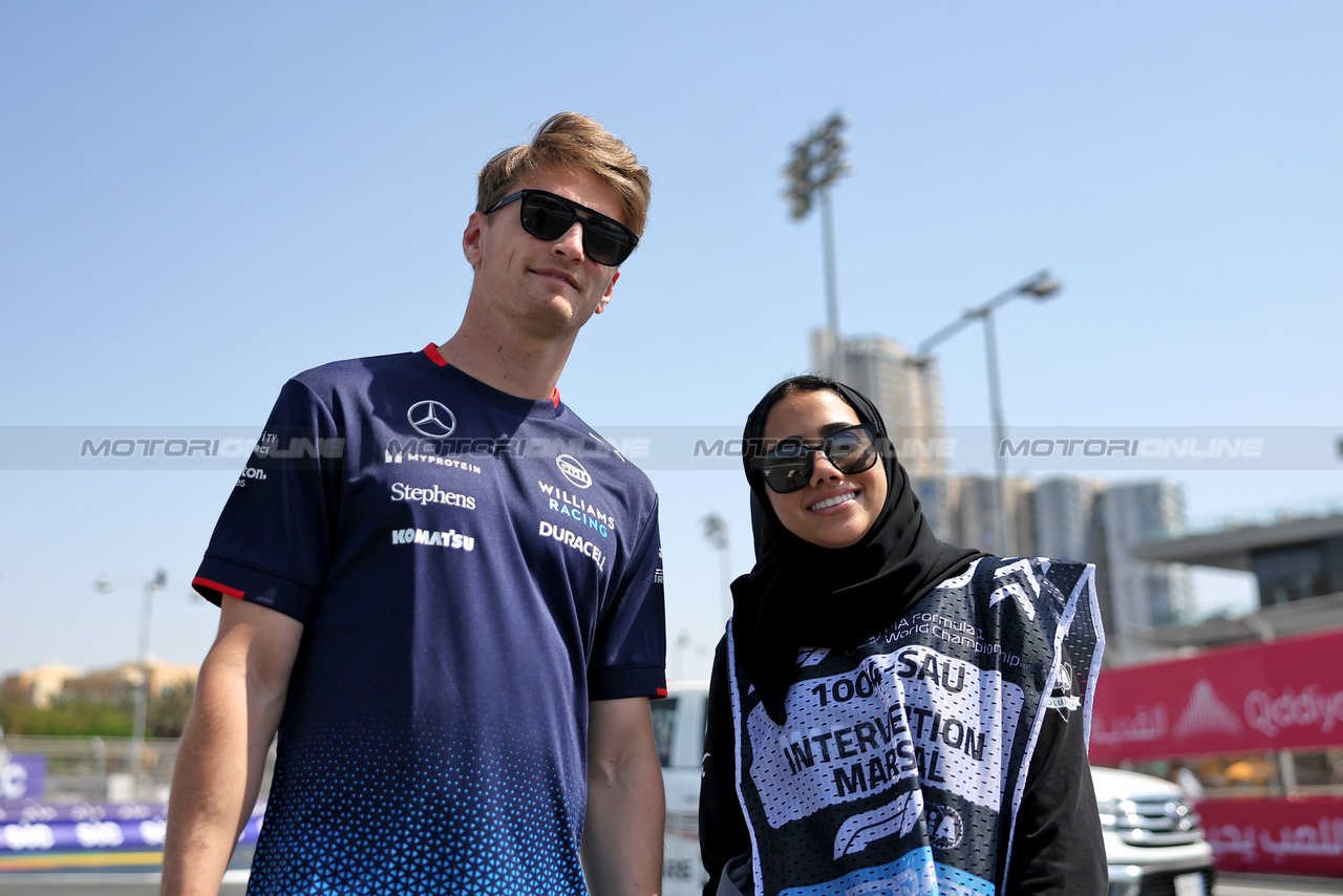 GP ARABIA SAUDITA, Logan Sargeant (USA) Williams Racing walks the circuit.

06.03.2024. Formula 1 World Championship, Rd 2, Saudi Arabian Grand Prix, Jeddah, Saudi Arabia, Preparation Day.

- www.xpbimages.com, EMail: requests@xpbimages.com © Copyright: Bearne / XPB Images