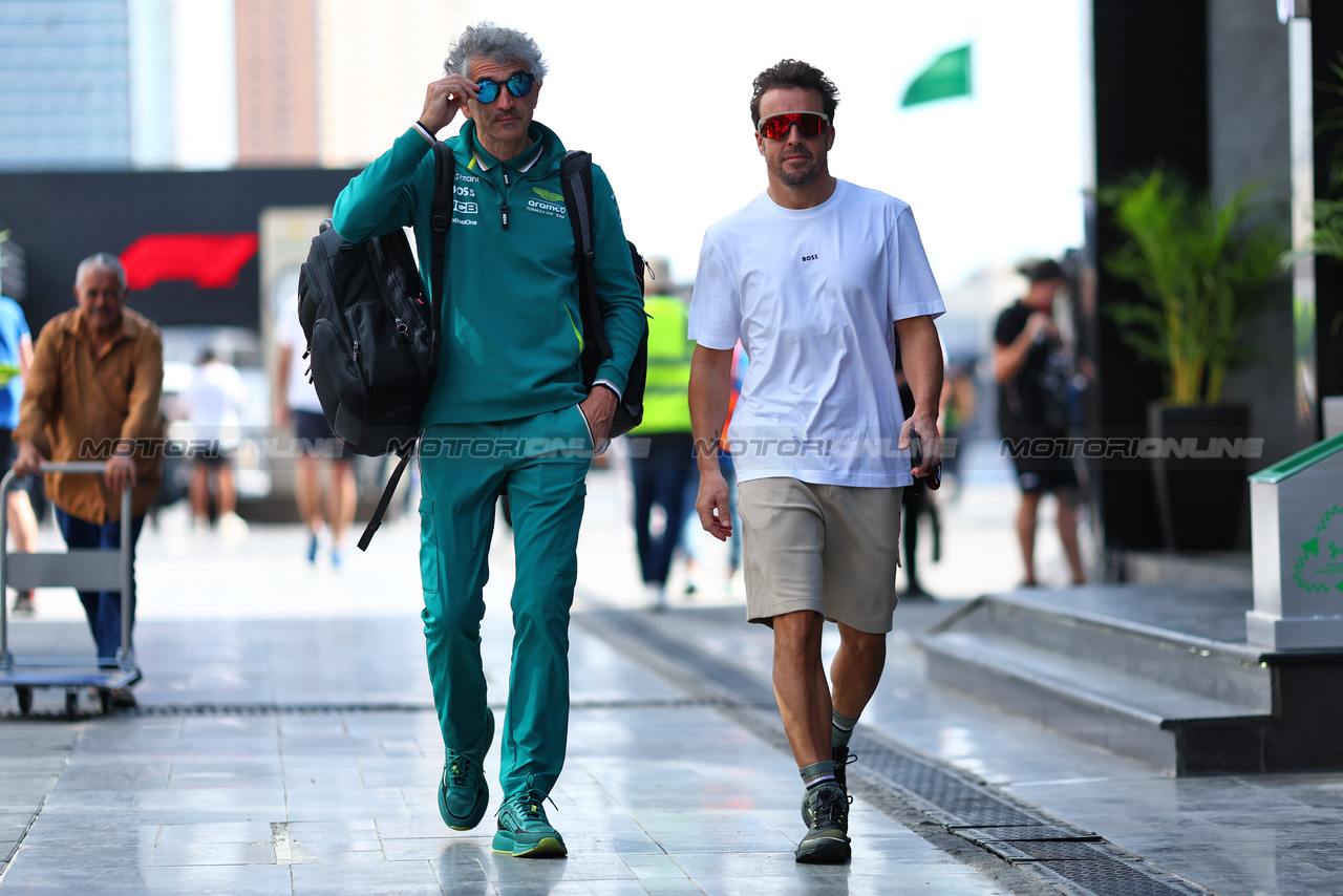 GP ARABIA SAUDITA, (L to R): Edoardo Bendinelli (ITA) Aston Martin F1 Team Personal Trainer with Fernando Alonso (ESP) Aston Martin F1 Team.

06.03.2024. Formula 1 World Championship, Rd 2, Saudi Arabian Grand Prix, Jeddah, Saudi Arabia, Preparation Day.

- www.xpbimages.com, EMail: requests@xpbimages.com © Copyright: Charniaux / XPB Images