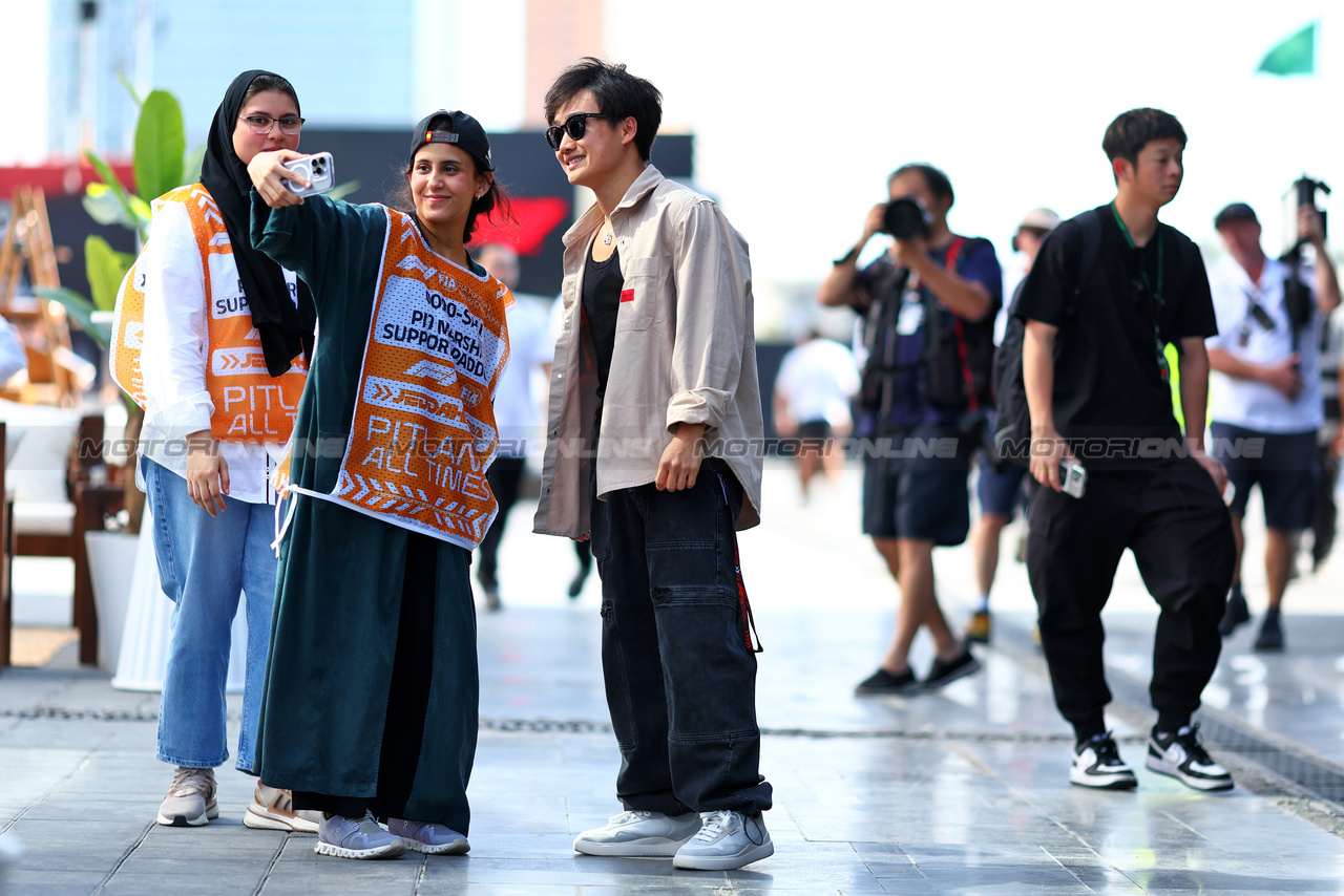 GP ARABIA SAUDITA, Yuki Tsunoda (JPN) RB with fans.

06.03.2024. Formula 1 World Championship, Rd 2, Saudi Arabian Grand Prix, Jeddah, Saudi Arabia, Preparation Day.

- www.xpbimages.com, EMail: requests@xpbimages.com © Copyright: Charniaux / XPB Images