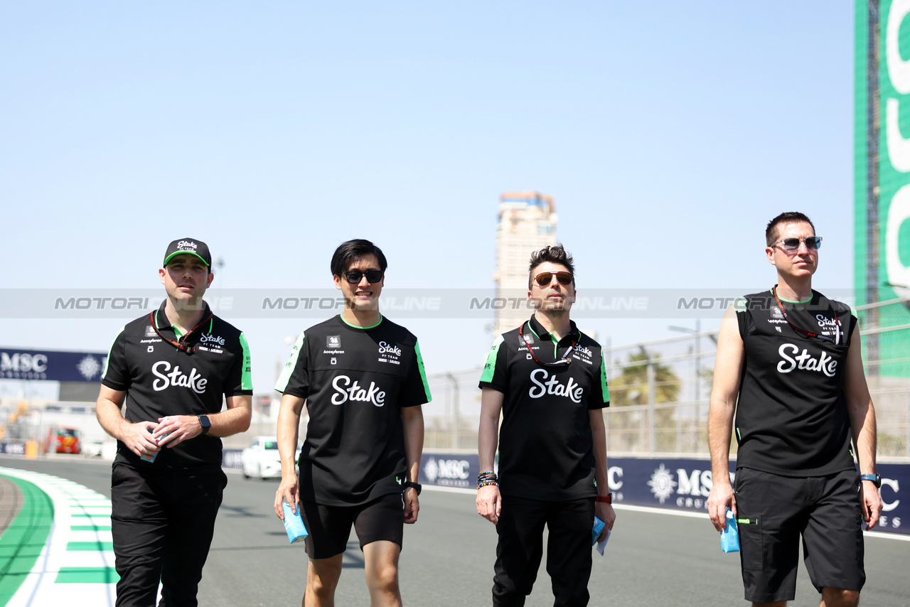 GP ARABIA SAUDITA, Zhou Guanyu (CHN) Sauber walks the circuit with the team.

06.03.2024. Formula 1 World Championship, Rd 2, Saudi Arabian Grand Prix, Jeddah, Saudi Arabia, Preparation Day.

- www.xpbimages.com, EMail: requests@xpbimages.com © Copyright: Bearne / XPB Images