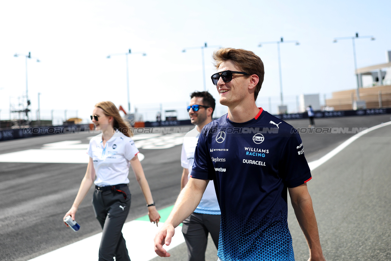 GP ARABIA SAUDITA, Logan Sargeant (USA) Williams Racing walks the circuit with the team.

06.03.2024. Formula 1 World Championship, Rd 2, Saudi Arabian Grand Prix, Jeddah, Saudi Arabia, Preparation Day.

- www.xpbimages.com, EMail: requests@xpbimages.com © Copyright: Bearne / XPB Images