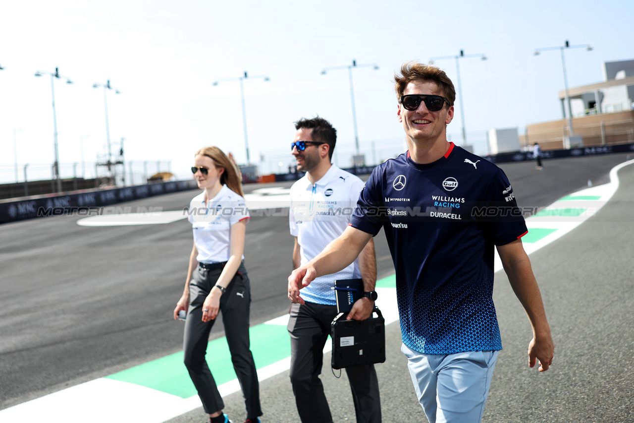 GP ARABIA SAUDITA, Logan Sargeant (USA) Williams Racing walks the circuit with the team.

06.03.2024. Formula 1 World Championship, Rd 2, Saudi Arabian Grand Prix, Jeddah, Saudi Arabia, Preparation Day.

- www.xpbimages.com, EMail: requests@xpbimages.com © Copyright: Bearne / XPB Images