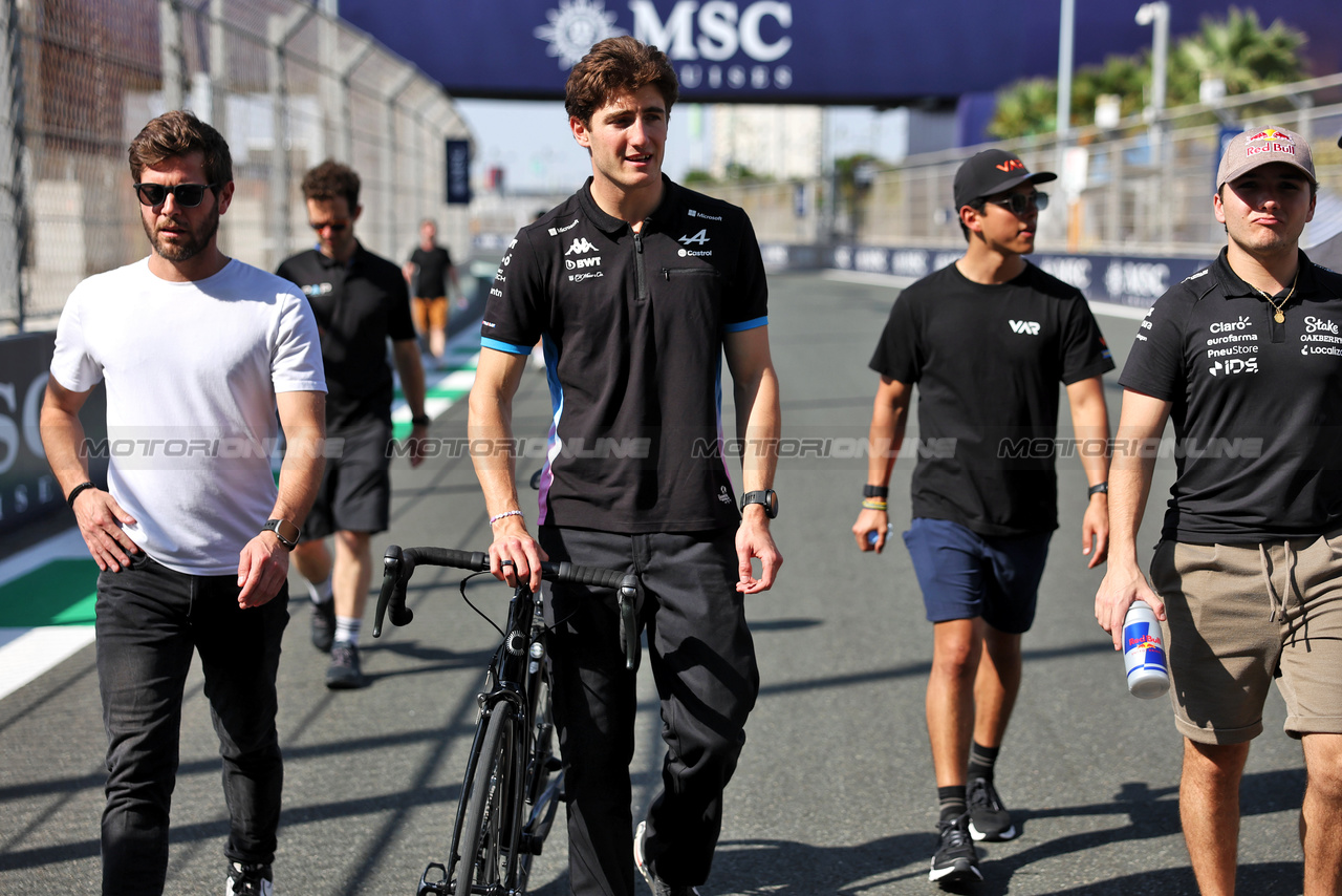 GP ARABIA SAUDITA, Jack Doohan (AUS) Alpine F1 Team Reserve Driver walks the circuit.

06.03.2024. Formula 1 World Championship, Rd 2, Saudi Arabian Grand Prix, Jeddah, Saudi Arabia, Preparation Day.

- www.xpbimages.com, EMail: requests@xpbimages.com © Copyright: Bearne / XPB Images