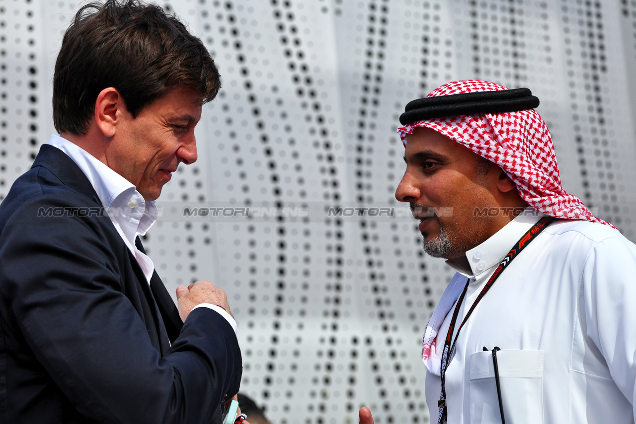 GP ARABIA SAUDITA, (L to R): Toto Wolff (GER) Mercedes AMG F1 Shareholder e Executive Director with Prince Khalid Bin Sultan Al Faisal (KSA) President of the Saudi Automobile e Motorcycle Federation.

06.03.2024. Formula 1 World Championship, Rd 2, Saudi Arabian Grand Prix, Jeddah, Saudi Arabia, Preparation Day.

- www.xpbimages.com, EMail: requests@xpbimages.com © Copyright: Batchelor / XPB Images