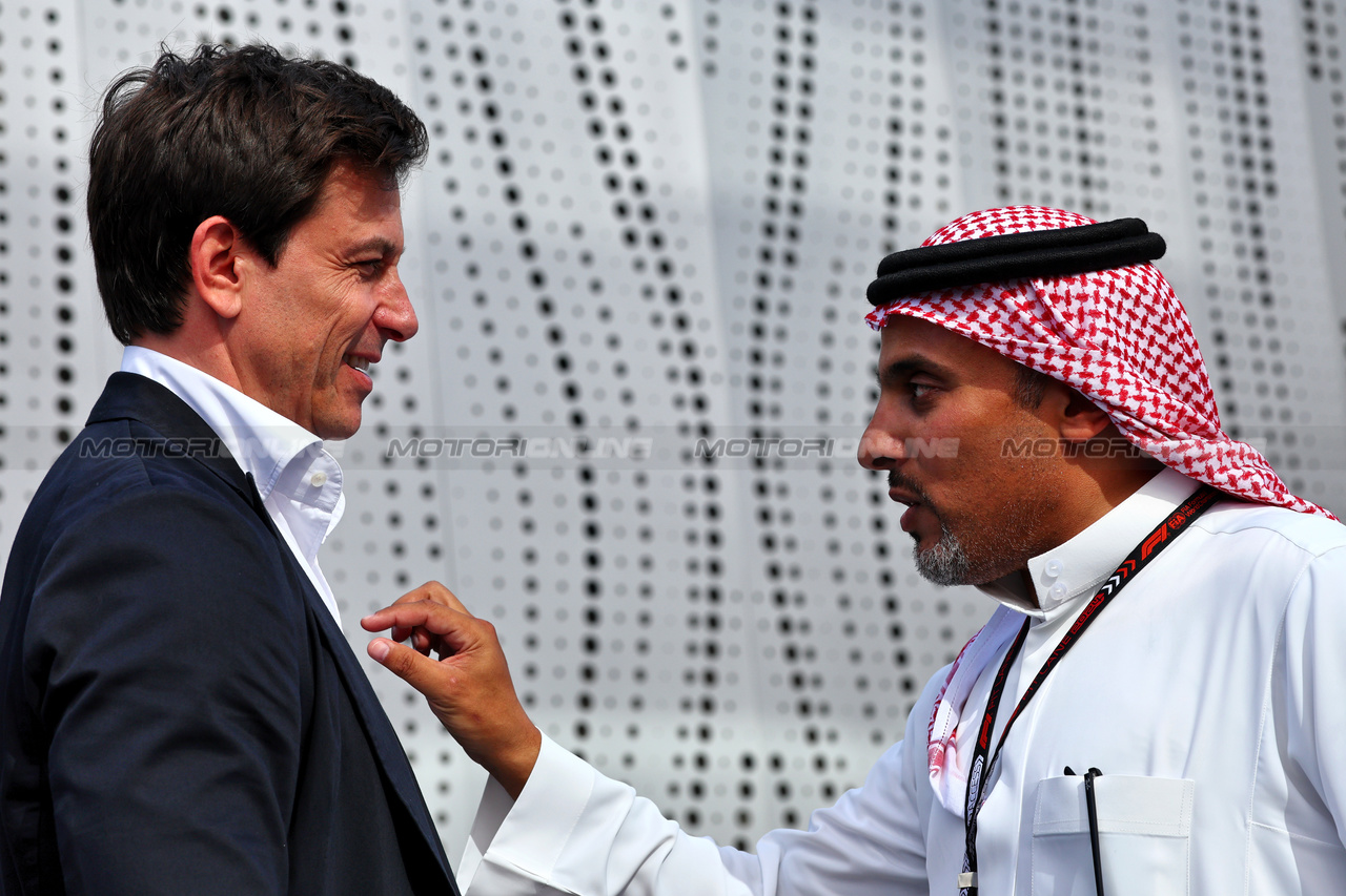 GP ARABIA SAUDITA, (L to R): Toto Wolff (GER) Mercedes AMG F1 Shareholder e Executive Director with Prince Khalid Bin Sultan Al Faisal (KSA) President of the Saudi Automobile e Motorcycle Federation.

06.03.2024. Formula 1 World Championship, Rd 2, Saudi Arabian Grand Prix, Jeddah, Saudi Arabia, Preparation Day.

- www.xpbimages.com, EMail: requests@xpbimages.com © Copyright: Batchelor / XPB Images