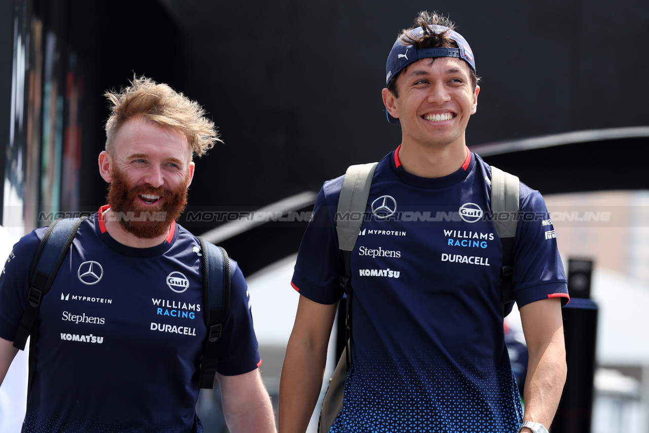GP ARABIA SAUDITA, (L to R): Patrick Harding (GBR) Williams Racing Personal Trainer with Alexander Albon (THA) Williams Racing.

06.03.2024. Formula 1 World Championship, Rd 2, Saudi Arabian Grand Prix, Jeddah, Saudi Arabia, Preparation Day.

- www.xpbimages.com, EMail: requests@xpbimages.com © Copyright: Bearne / XPB Images