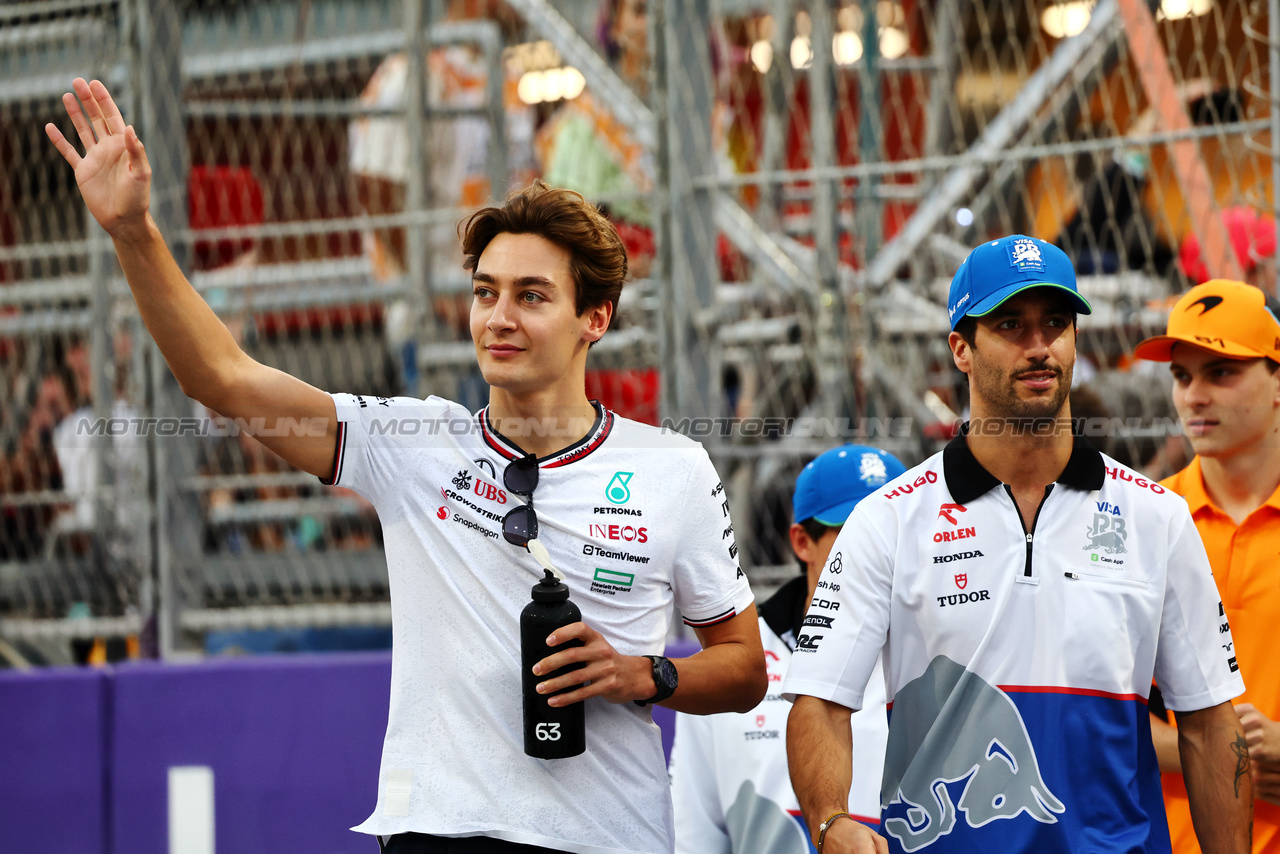 GP ARABIA SAUDITA, (L to R): George Russell (GBR) Mercedes AMG F1 e Daniel Ricciardo (AUS) RB on the drivers' parade.

09.03.2024. Formula 1 World Championship, Rd 2, Saudi Arabian Grand Prix, Jeddah, Saudi Arabia, Gara Day.

- www.xpbimages.com, EMail: requests@xpbimages.com © Copyright: Batchelor / XPB Images