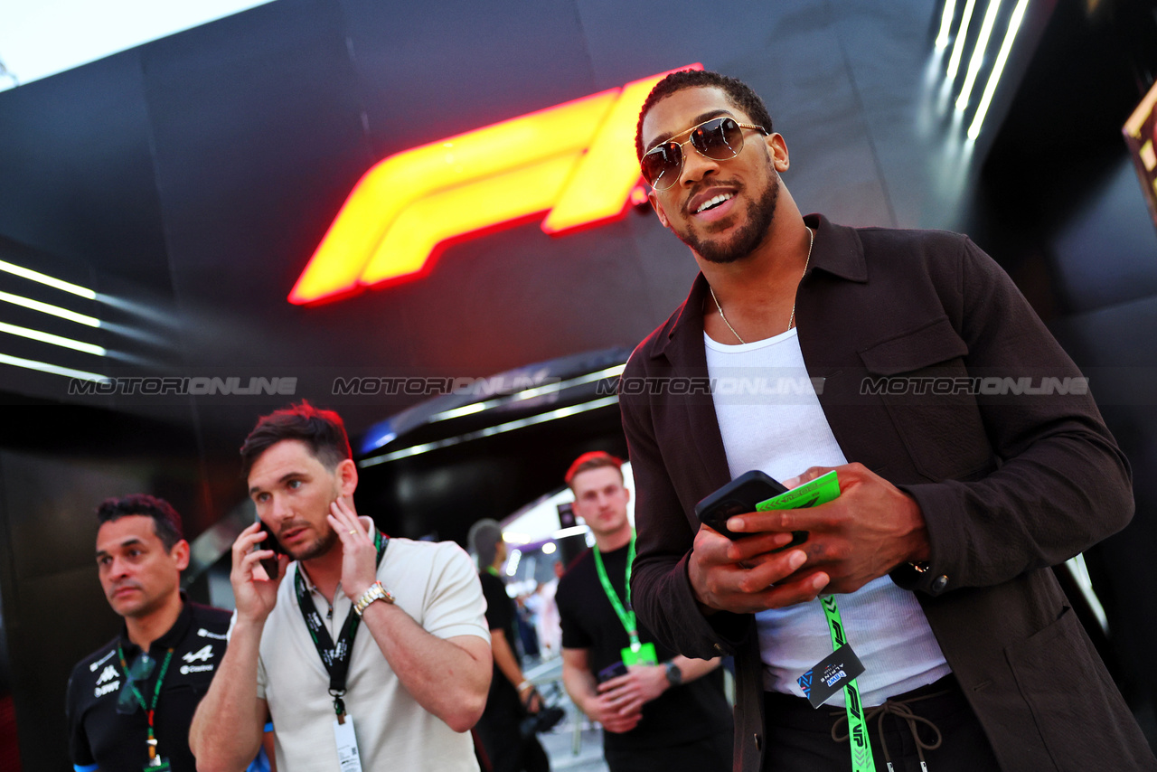 GP ARABIA SAUDITA, Anthony Joshua (GBR) Boxer e Otro Capital Alpine F1 Team Investor.

09.03.2024. Formula 1 World Championship, Rd 2, Saudi Arabian Grand Prix, Jeddah, Saudi Arabia, Gara Day.

- www.xpbimages.com, EMail: requests@xpbimages.com © Copyright: Batchelor / XPB Images