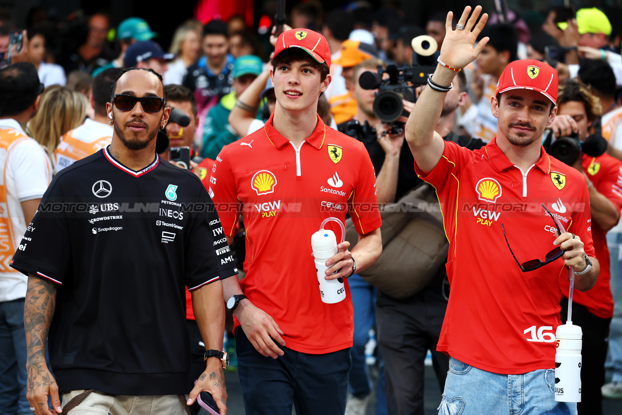 GP ARABIA SAUDITA, (L to R): Lewis Hamilton (GBR) Mercedes AMG F1; Oliver Bearman (GBR) Ferrari Reserve Driver; e Charles Leclerc (MON) Ferrari, on the drivers' parade.

09.03.2024. Formula 1 World Championship, Rd 2, Saudi Arabian Grand Prix, Jeddah, Saudi Arabia, Gara Day.

 - www.xpbimages.com, EMail: requests@xpbimages.com © Copyright: Coates / XPB Images