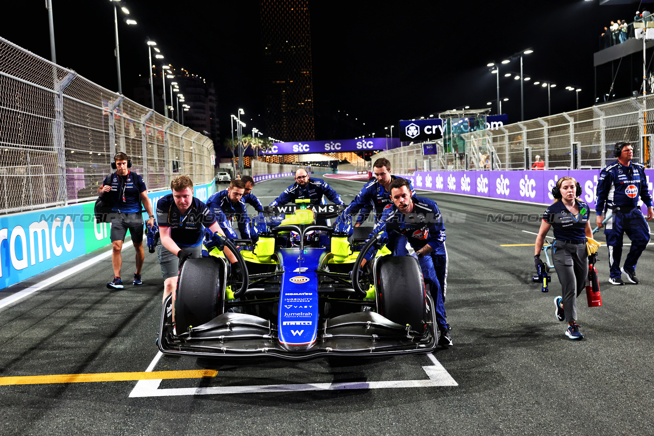 GP ARABIA SAUDITA, Logan Sargeant (USA) Williams Racing FW46 on the grid.

09.03.2024. Formula 1 World Championship, Rd 2, Saudi Arabian Grand Prix, Jeddah, Saudi Arabia, Gara Day.

- www.xpbimages.com, EMail: requests@xpbimages.com © Copyright: Batchelor / XPB Images