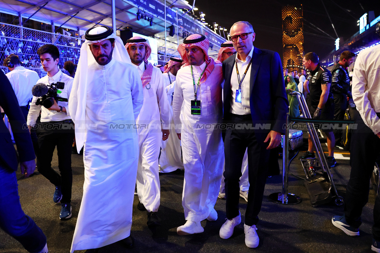 GP ARABIA SAUDITA, Mohammed Bin Sulayem (UAE) FIA President (Left) e Stefano Domenicali (ITA) Formula One President e CEO (Right) on the grid.

09.03.2024. Formula 1 World Championship, Rd 2, Saudi Arabian Grand Prix, Jeddah, Saudi Arabia, Gara Day.

- www.xpbimages.com, EMail: requests@xpbimages.com © Copyright: Batchelor / XPB Images