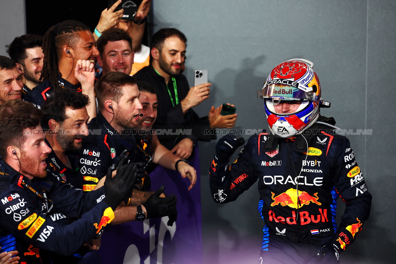 GP ARABIA SAUDITA, Gara winner Max Verstappen (NLD) Red Bull Racing celebrates with the team in parc ferme.

09.03.2024. Formula 1 World Championship, Rd 2, Saudi Arabian Grand Prix, Jeddah, Saudi Arabia, Gara Day.

- www.xpbimages.com, EMail: requests@xpbimages.com © Copyright: Batchelor / XPB Images