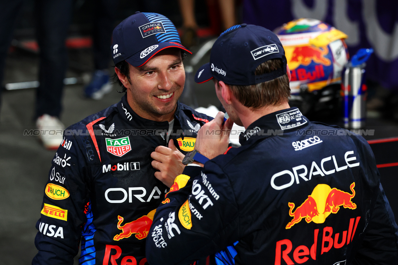 GP ARABIA SAUDITA, (L to R): second placed Sergio Perez (MEX) Red Bull Racing with team mate e vincitore Max Verstappen (NLD) Red Bull Racing in parc ferme.

09.03.2024. Formula 1 World Championship, Rd 2, Saudi Arabian Grand Prix, Jeddah, Saudi Arabia, Gara Day.

 - www.xpbimages.com, EMail: requests@xpbimages.com © Copyright: Coates / XPB Images