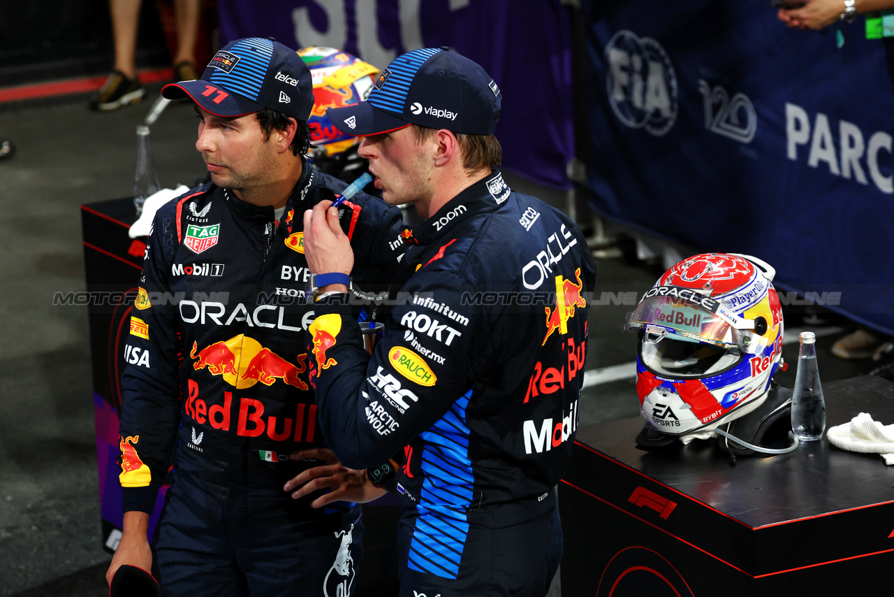 GP ARABIA SAUDITA, (L to R): second placed Sergio Perez (MEX) Red Bull Racing with team mate e vincitore Max Verstappen (NLD) Red Bull Racing in parc ferme.

09.03.2024. Formula 1 World Championship, Rd 2, Saudi Arabian Grand Prix, Jeddah, Saudi Arabia, Gara Day.

 - www.xpbimages.com, EMail: requests@xpbimages.com © Copyright: Coates / XPB Images