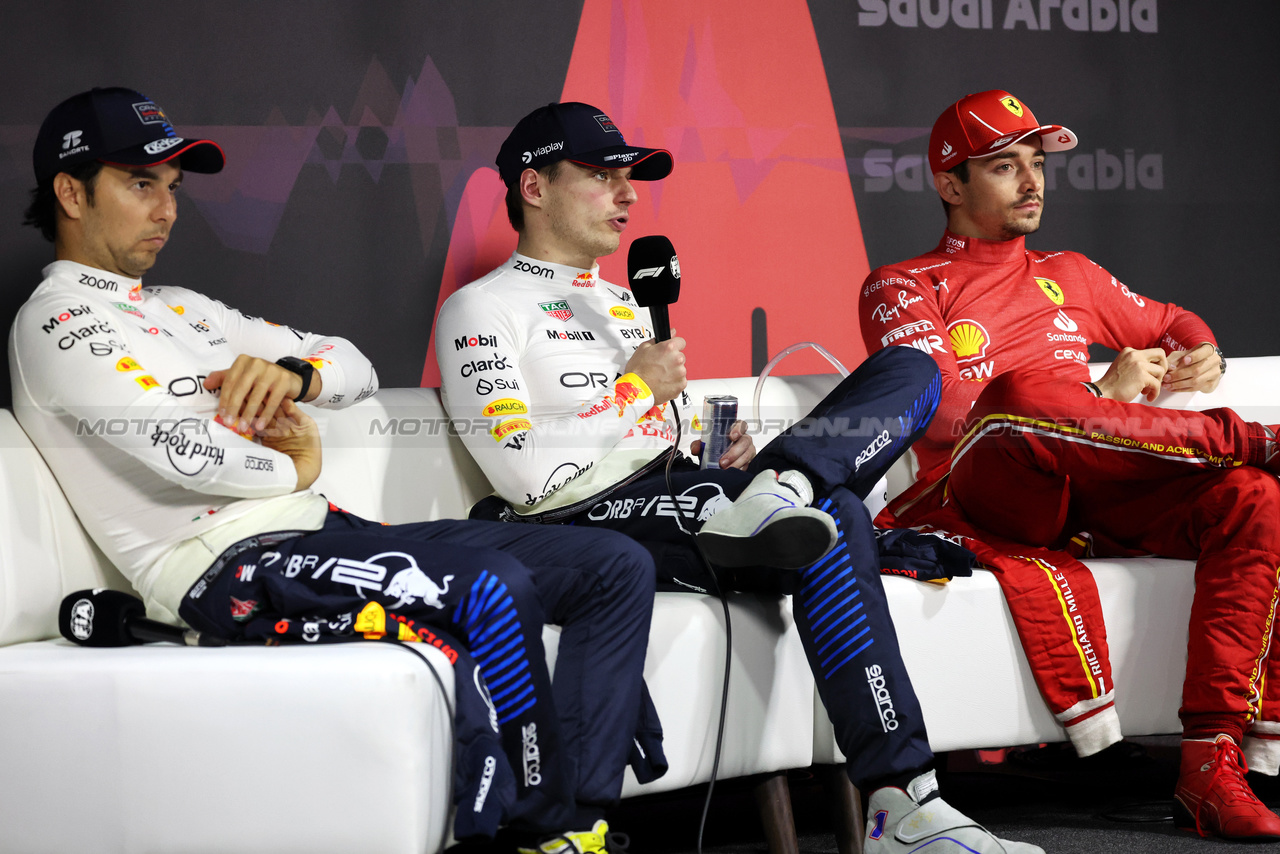 GP ARABIA SAUDITA, (L to R): Sergio Perez (MEX) Red Bull Racing; Max Verstappen (NLD) Red Bull Racing; e Charles Leclerc (MON) Ferrari, in the post race FIA Press Conference.

09.03.2024. Formula 1 World Championship, Rd 2, Saudi Arabian Grand Prix, Jeddah, Saudi Arabia, Gara Day.

- www.xpbimages.com, EMail: requests@xpbimages.com © Copyright: Bearne / XPB Images