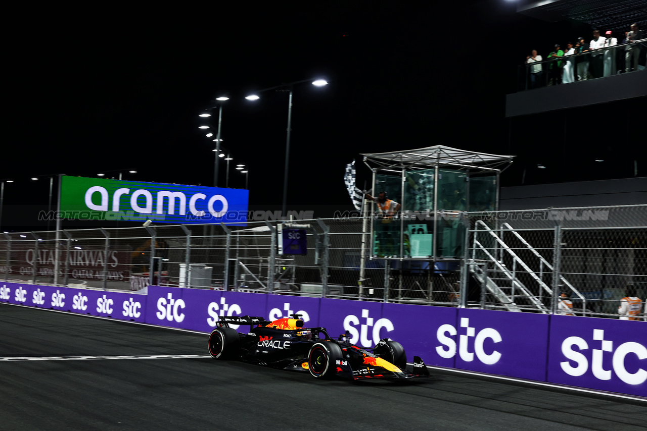 GP ARABIA SAUDITA, Gara winner Max Verstappen (NLD) Red Bull Racing RB20 takes the chequered flag at the end of the race.

09.03.2024. Formula 1 World Championship, Rd 2, Saudi Arabian Grand Prix, Jeddah, Saudi Arabia, Gara Day.

 - www.xpbimages.com, EMail: requests@xpbimages.com © Copyright: Coates / XPB Images