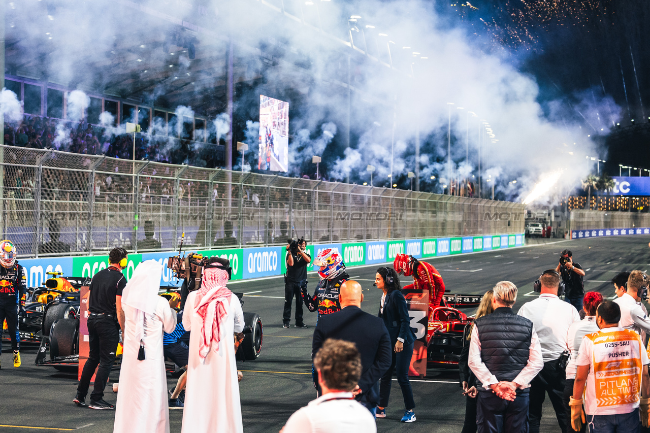 GP ARABIA SAUDITA, Gara winner Max Verstappen (NLD) Red Bull Racing celebrates in parc ferme.

09.03.2024. Formula 1 World Championship, Rd 2, Saudi Arabian Grand Prix, Jeddah, Saudi Arabia, Gara Day.

- www.xpbimages.com, EMail: requests@xpbimages.com © Copyright: Bearne / XPB Images