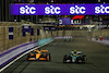 GP ARABIA SAUDITA, Oscar Piastri (AUS) McLaren MCL38 e Lewis Hamilton (GBR) Mercedes AMG F1 W15.
09.03.2024. Formula 1 World Championship, Rd 2, Saudi Arabian Grand Prix, Jeddah, Saudi Arabia, Gara Day.
- www.xpbimages.com, EMail: requests@xpbimages.com © Copyright: Charniaux / XPB Images