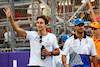 GP DE ÁRABE SAUDÍ, (De L a R): George Russell (GBR) Mercedes AMG F1 y Daniel Ricciardo (AUS) RB en el desfile de pilotos. 09.03.2024. Campeonato Mundial de Fórmula 1, Ronda 2, Gran Premio de Arabia Saudita, Jeddah, Arabia Saudita, Día de la carrera - www.xpbimages.com, correo electrónico: request@xpbimages.com © Copyright: Batchelor / XPB Images