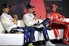 GP DE ÁRABE SAUDITA, (De izquierda a derecha): Sergio Pérez (MEX) Red Bull Racing; Max Verstappen (NLD) Red Bull Racing; y Charles Leclerc (MON) Ferrari, en la rueda de prensa de la FIA posterior a la carrera. 09.03.2024. Campeonato Mundial de Fórmula 1, Ronda 2, Gran Premio de Arabia Saudita, Jeddah, Arabia Saudita, Día de la carrera - www.xpbimages.com, correo electrónico: request@xpbimages.com © Copyright: Bearne / XPB Images
