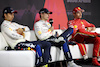 GP DE ÁRABE SAUDITA, (De izquierda a derecha): Sergio Pérez (MEX) Red Bull Racing; Max Verstappen (NLD) Red Bull Racing; y Charles Leclerc (MON) Ferrari, en la rueda de prensa de la FIA posterior a la carrera. 09.03.2024. Campeonato Mundial de Fórmula 1, Ronda 2, Gran Premio de Arabia Saudita, Jeddah, Arabia Saudita, Día de la carrera - www.xpbimages.com, correo electrónico: request@xpbimages.com © Copyright: Bearne / XPB Images