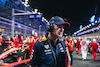 GP von SAUDI-ARABIEN, Adrian Newey (GBR), Chief Technical Officer von Red Bull Racing, blickt auf Oliver Bearman (GBR), Ferrari SF-24-Reservefahrer in der Startaufstellung. 09.03.2024. Formel-1-Weltmeisterschaft, Runde 2, Großer Preis von Saudi-Arabien, Jeddah, Saudi-Arabien, Renntag. – www.xpbimages.com, E-Mail: request@xpbimages.com © Copyright: Bearne / XPB Images