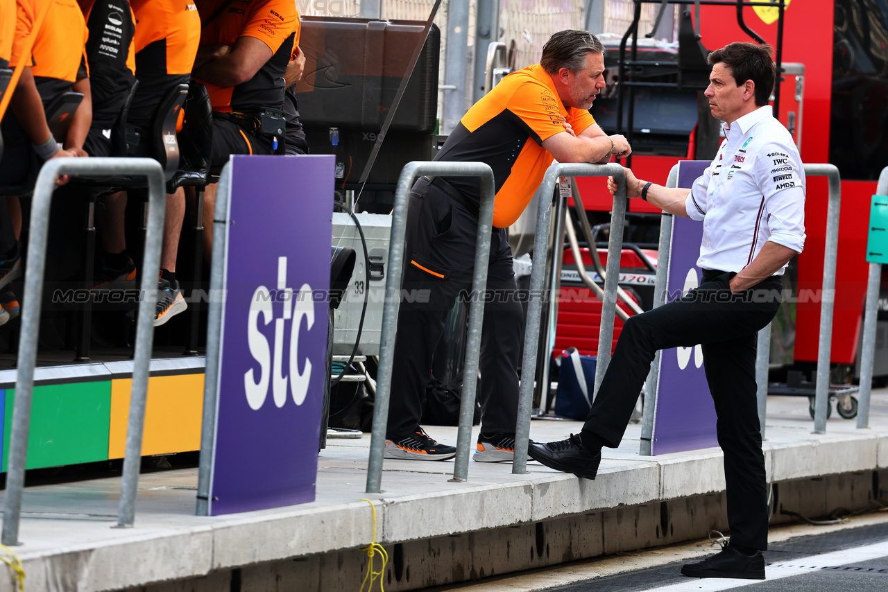 GP ARABIA SAUDITA, (L to R): Zak Brown (USA) McLaren Executive Director with Toto Wolff (GER) Mercedes AMG F1 Shareholder e Executive Director.

08.03.2024. Formula 1 World Championship, Rd 2, Saudi Arabian Grand Prix, Jeddah, Saudi Arabia, Qualifiche Day.

- www.xpbimages.com, EMail: requests@xpbimages.com © Copyright: Batchelor / XPB Images