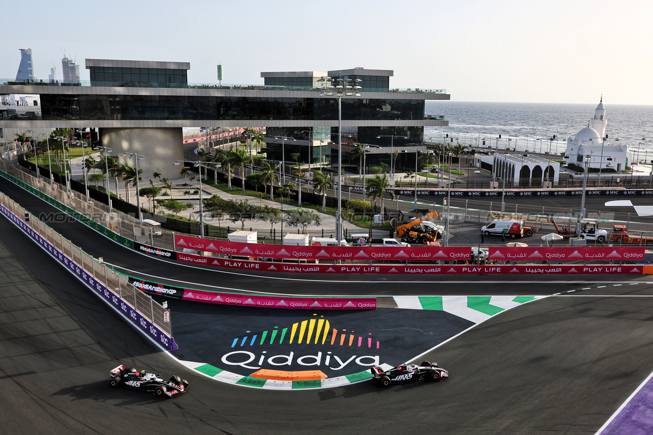 GP ARABIA SAUDITA, Kevin Magnussen (DEN) Haas VF-24 e team mate Nico Hulkenberg (GER) Haas VF-24.

08.03.2024. Formula 1 World Championship, Rd 2, Saudi Arabian Grand Prix, Jeddah, Saudi Arabia, Qualifiche Day.

- www.xpbimages.com, EMail: requests@xpbimages.com © Copyright: Moy / XPB Images