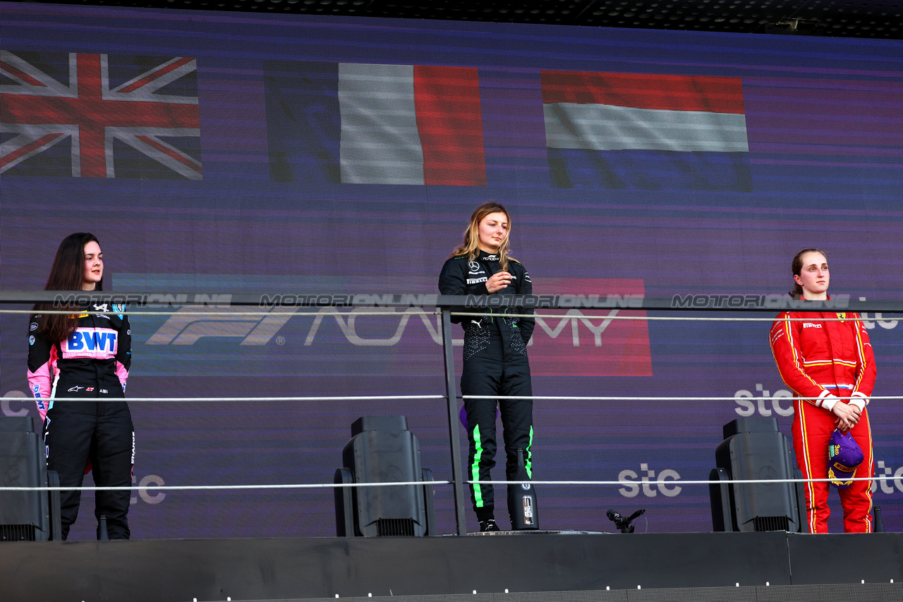 GP ARABIA SAUDITA, The podium (L to R): Abbi Pulling (GBR) Rodin Motorsport, second; Doriane Pin (FRA) Prema Racing, vincitore; Maya Weug (NLD) Prema, third.

08.03.2024. FIA Formula Academy, Rd 1, Gara 1, Jeddah, Saudi Arabia, Venerdi'.

- www.xpbimages.com, EMail: requests@xpbimages.com Copyright: XPB Images