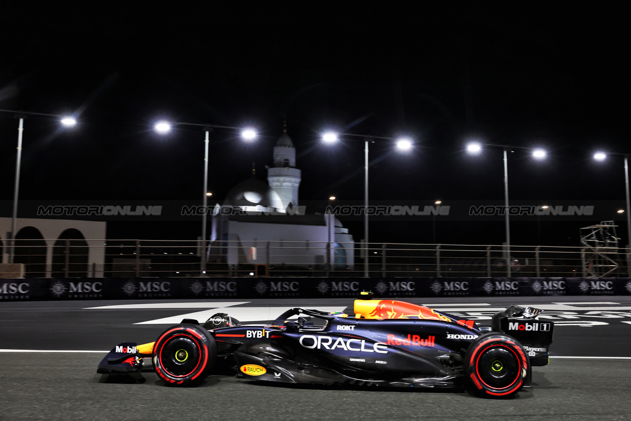 GP ARABIA SAUDITA, Sergio Perez (MEX) Red Bull Racing RB20.

08.03.2024. Formula 1 World Championship, Rd 2, Saudi Arabian Grand Prix, Jeddah, Saudi Arabia, Qualifiche Day.

- www.xpbimages.com, EMail: requests@xpbimages.com © Copyright: Bearne / XPB Images