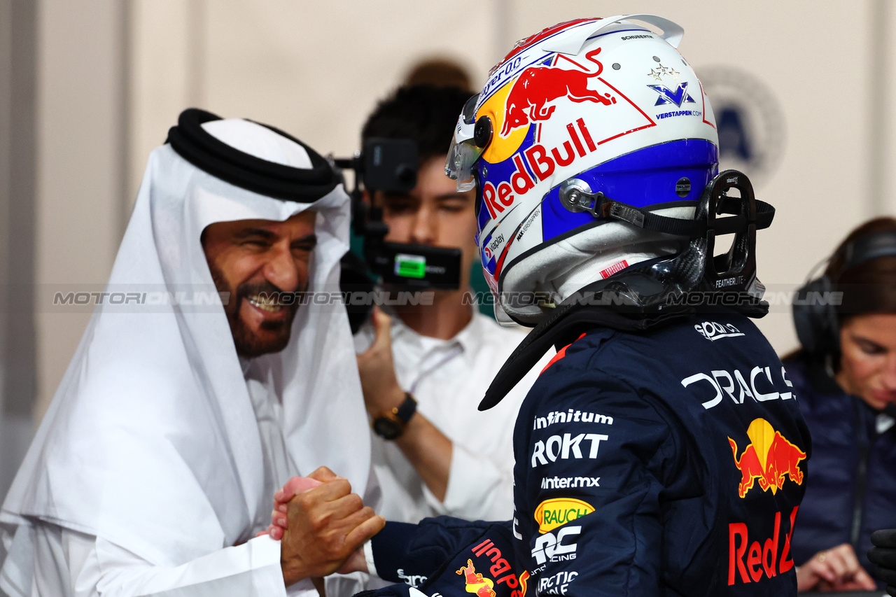 GP ARABIA SAUDITA, Max Verstappen (NLD) Red Bull Racing celebrates his pole position in qualifying parc ferme with Mohammed Bin Sulayem (UAE) FIA President.

08.03.2024. Formula 1 World Championship, Rd 2, Saudi Arabian Grand Prix, Jeddah, Saudi Arabia, Qualifiche Day.

- www.xpbimages.com, EMail: requests@xpbimages.com © Copyright: Batchelor / XPB Images