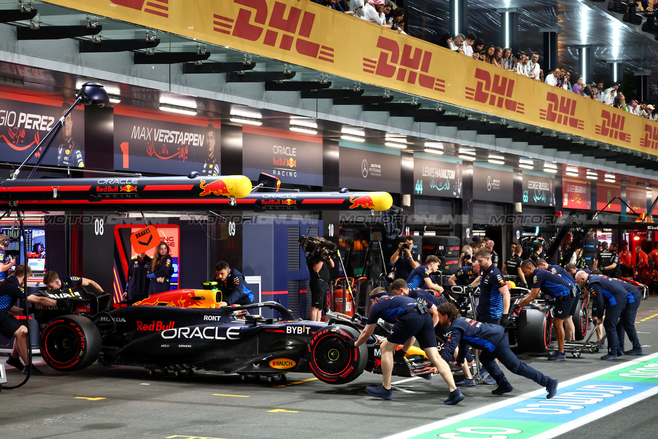 GP ARABIA SAUDITA, Sergio Perez (MEX) Red Bull Racing RB20 in the pits.

08.03.2024. Formula 1 World Championship, Rd 2, Saudi Arabian Grand Prix, Jeddah, Saudi Arabia, Qualifiche Day.

- www.xpbimages.com, EMail: requests@xpbimages.com © Copyright: Batchelor / XPB Images