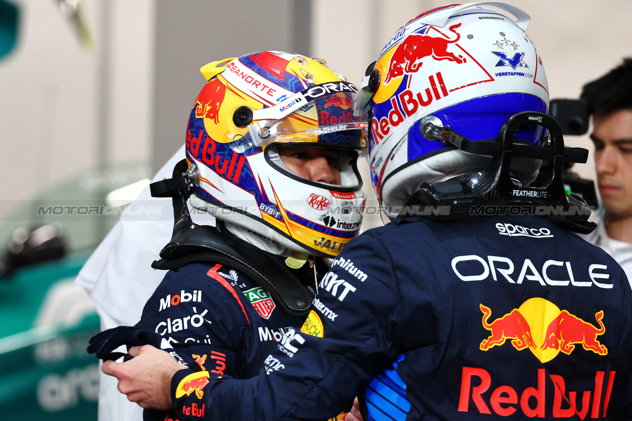 GP ARABIA SAUDITA, (L to R): Sergio Perez (MEX) Red Bull Racing with team mate e pole sitter Max Verstappen (NLD) Red Bull Racing in qualifying parc ferme.

08.03.2024. Formula 1 World Championship, Rd 2, Saudi Arabian Grand Prix, Jeddah, Saudi Arabia, Qualifiche Day.

- www.xpbimages.com, EMail: requests@xpbimages.com © Copyright: Batchelor / XPB Images