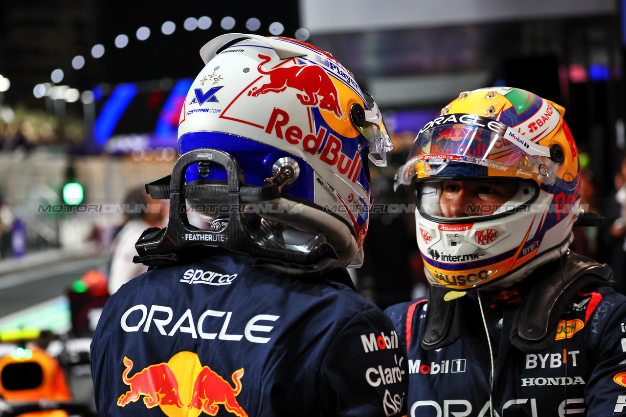 GP ARABIA SAUDITA, (L to R): pole sitter Max Verstappen (NLD) Red Bull Racing in qualifying parc ferme with team mate Sergio Perez (MEX) Red Bull Racing.

08.03.2024. Formula 1 World Championship, Rd 2, Saudi Arabian Grand Prix, Jeddah, Saudi Arabia, Qualifiche Day.

- www.xpbimages.com, EMail: requests@xpbimages.com © Copyright: Charniaux / XPB Images