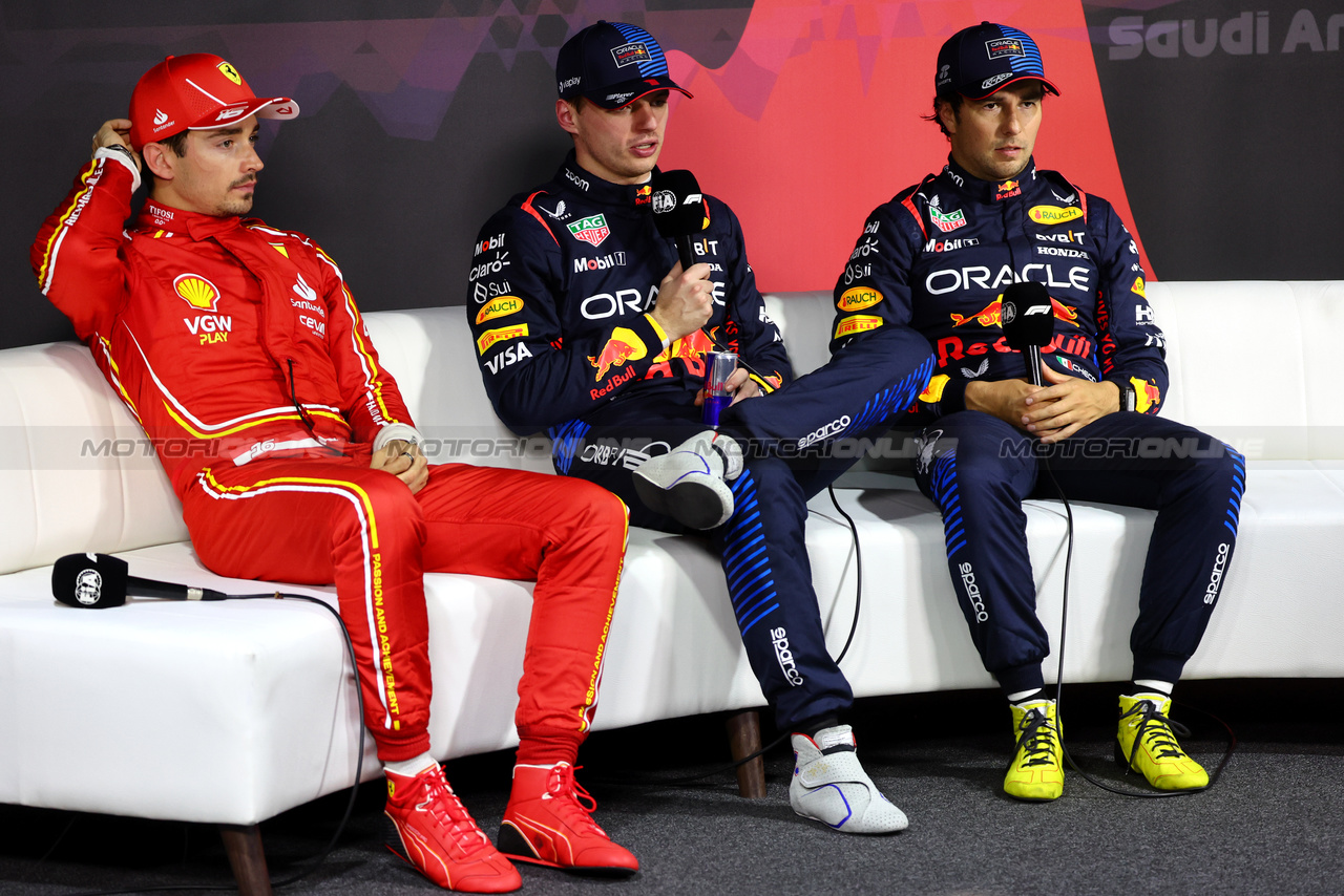 GP ARABIA SAUDITA, (L to R): Charles Leclerc (MON) Ferrari; Max Verstappen (NLD) Red Bull Racing; e Sergio Perez (MEX) Red Bull Racing, in the post qualifying FIA Press Conference.

08.03.2024. Formula 1 World Championship, Rd 2, Saudi Arabian Grand Prix, Jeddah, Saudi Arabia, Qualifiche Day.

- www.xpbimages.com, EMail: requests@xpbimages.com © Copyright: Batchelor / XPB Images